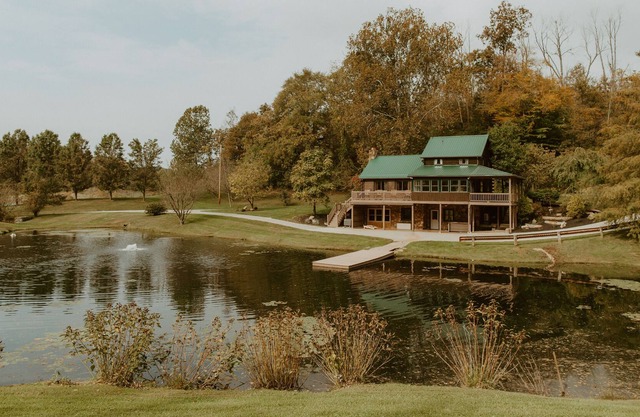 Luxury cabin on 55 private acres! Family friendly w/ hot tub, game room, hiking!