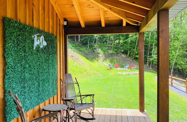 Luxury cabin on private drive, waterfront access