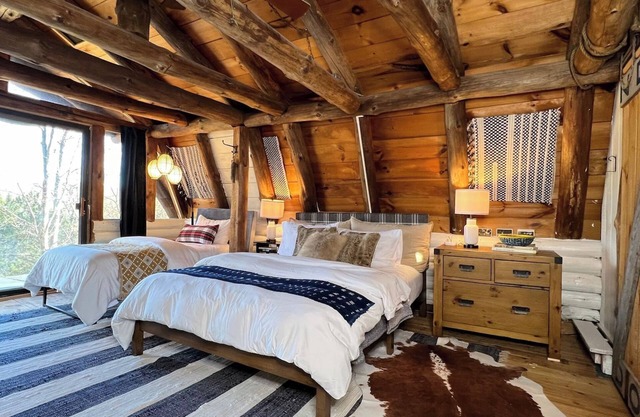 Luxury Cabin Retreat I 8 min to Windham I WiFi I Private I Firepit I BBQ