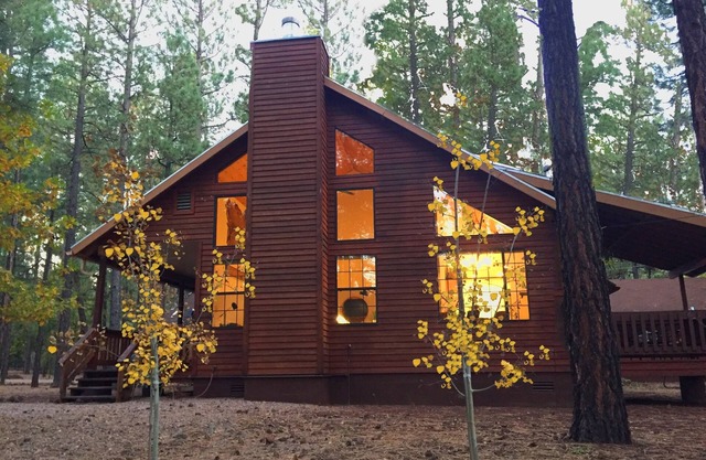 Luxury Cabin Retreat auf geräumigen Waldgrundstück