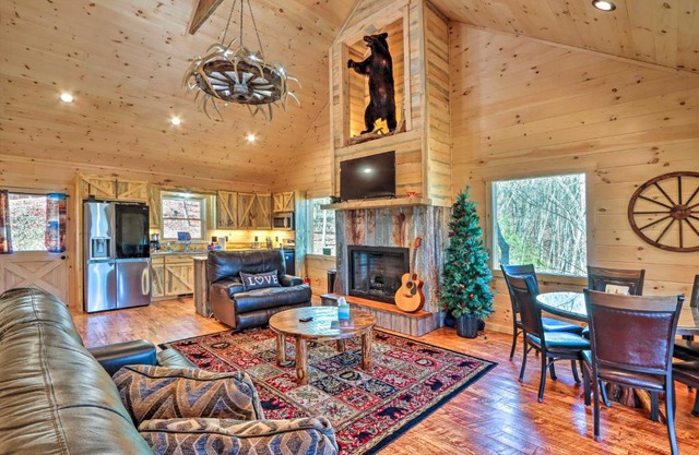 Luxury Cabin Vacation Rental in Mineral Bluff