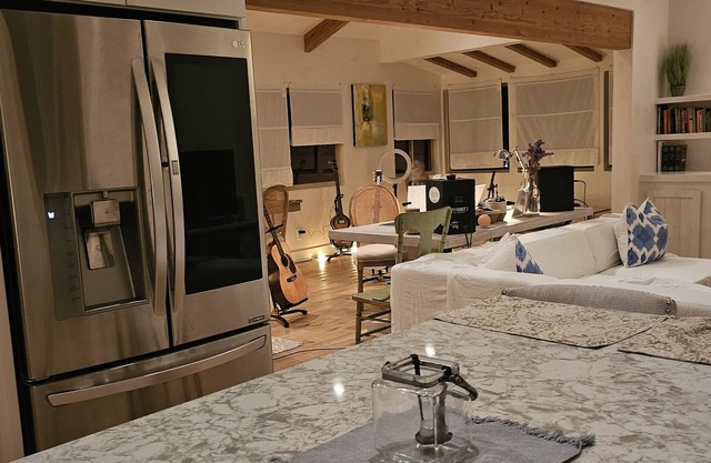 Luxury cabin within walking distance to Carmel Valley Village.