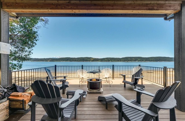 Luxury canal beachfront home w/ kayaks, private beach w/ shellfish, hot tub, AC
