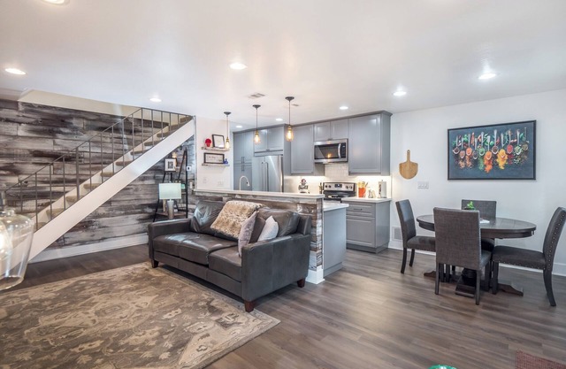 Luxury Capitola 2 BR charmer minutes from the beach