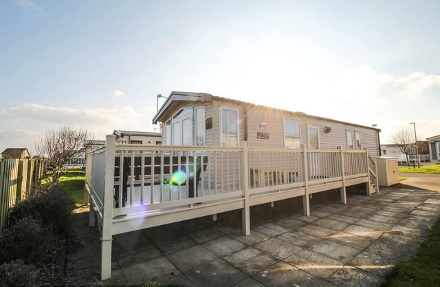 Luxury caravan boasting sea views of Scratby beach in Norfolk ref 50009OC