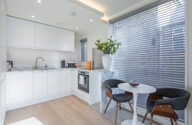 Luxury Central Riverside Apartment With Parking