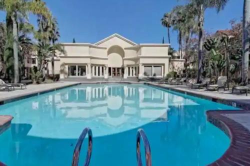 -Luxury central, spa and pool LJ condo