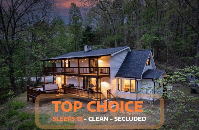 Luxury Chalet on 50 Acres, Hot Tub, Game Room, Mountain View & seasonal spring