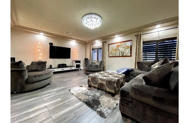 Luxury, Cheerful & Spacious 5 Bedroom Home! Free P