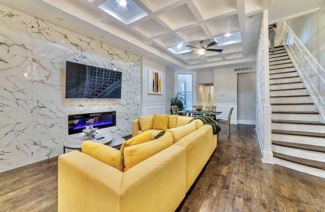 Luxury Chicago TH is a 10-minute drive to DWTN, perfect for city access RSV Now