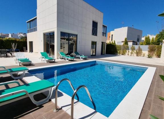 Luxury city Villa Olivia 10 - 15 min to the Beach Oura, private swimming pool