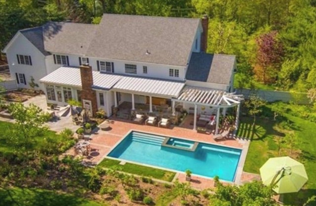 Luxury Coastal Estate, 7min to NYC train & beach. Heated pool & amazing gardens