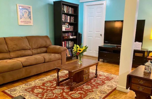 Luxury 1Q Bed & Living Room Apt. w/ Pvt. Entrance