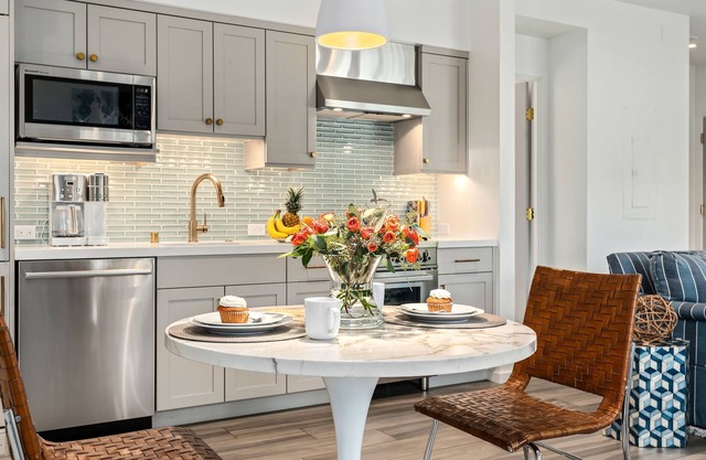 Luxury Condo at West Beach Walking Distance to Downtown SB