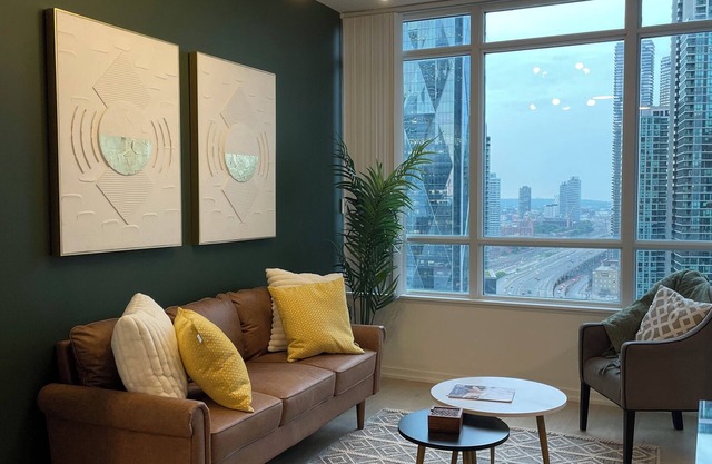 Luxury condo Downtown Toronto! Close to major attractions & Convention Centre
