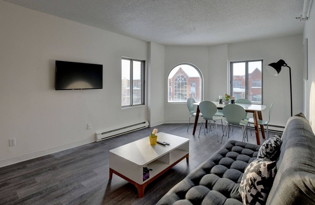 LUXUSWOHNUNG DTWN LAVAL HIGHEND BLDG PARKING INCL, Fitnessraum, Theater, Lounge, Wifi Inc.