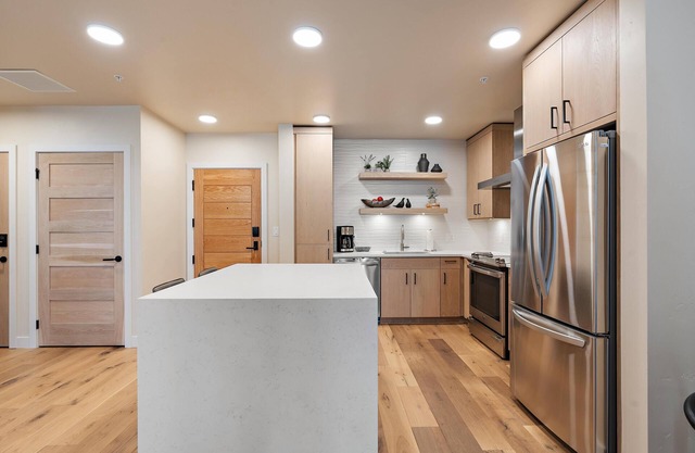 Luxury Condo| Fireplace and Balcony