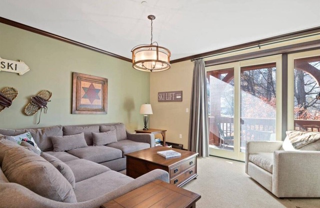 LUXURY CONDO l 2 EN SUITES l FALL FOLIAGE l POOL & HOT TUB