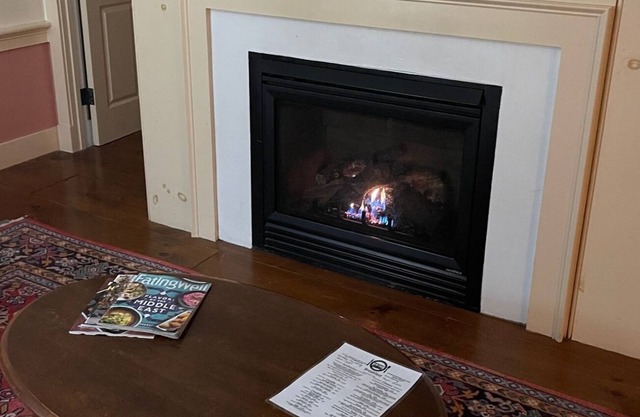 Luxury Condo Sleeps 4-6 between 2 mountains bar & food 1 min walk