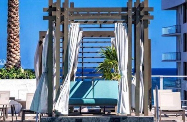 Luxury Condo, Stunning Ocean views, Free Parking!