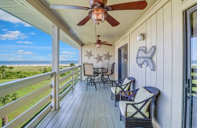 Luxury Condo: Top-Floor Sea View, Pool, Private Beach Access, Elevator