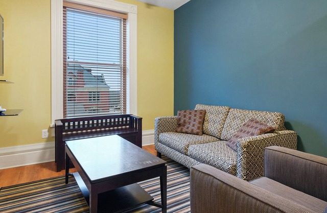 Luxury Condo: Harmonious Fusion of Practicality & Elegance close to Wheeling 302