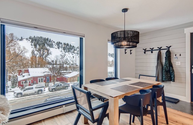 Luxury Condo within walking distance to all the restaurants, shopping and bars.