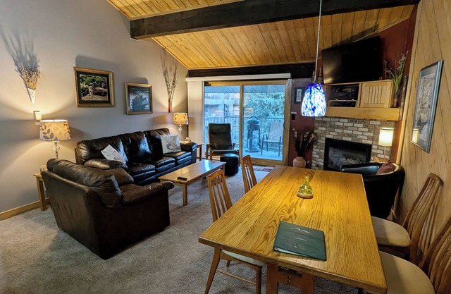 Luxus-Wohnung w / FREE WiFi, Parkplatz, beheizter Pool, Whirlpools, Skifahrer Shuttle