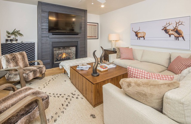 Luxury condo w/private hot tub & Lone Peak Views, minutes to Big Sky Resort - Copper John Getaway