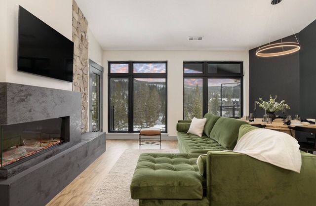 Luxury Condo with Views / Hot Tub / 1 block to Main Street / 5 min to Ski Resort