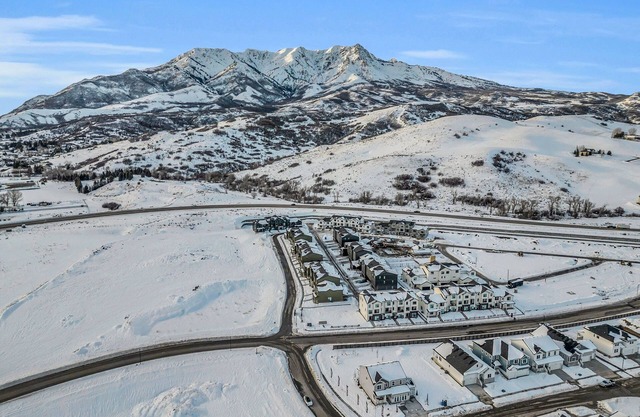 Luxury Condominium 8 Miles from Snow Basin Sleeps 10