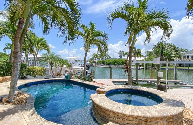 Luxury Construction, Heated Pool on Canal, 3 Minute Walk to sugar sand of FMB!