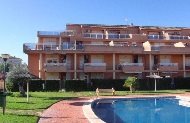 Luxury corner ground floor with private garden, air conditioning, WiFi, satellite TV, 50m from the beach