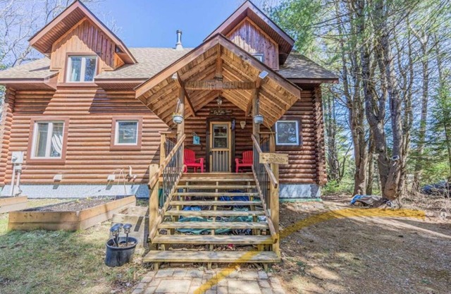 Luxury cottage in tranquil Algonquin Highlands with WiFi