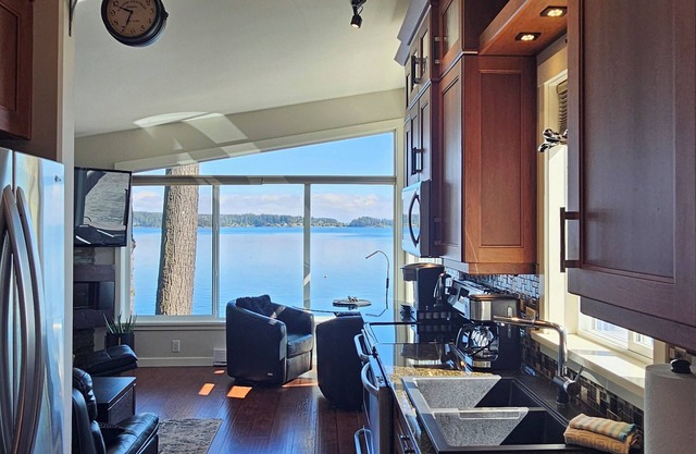 Luxury Oceanfront Cottage