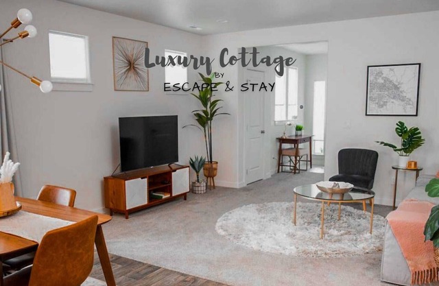 ✰Luxury Cottage✰-Family Friendly✔Backyard✔Garage✔