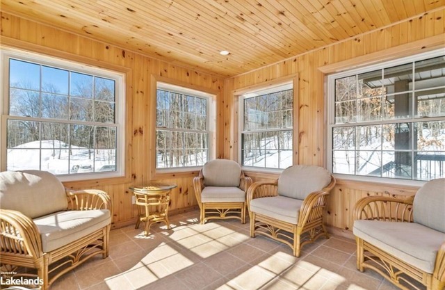 Luxury Cottage in Muskoka with Pool & Hot Tub -1min to the Beach