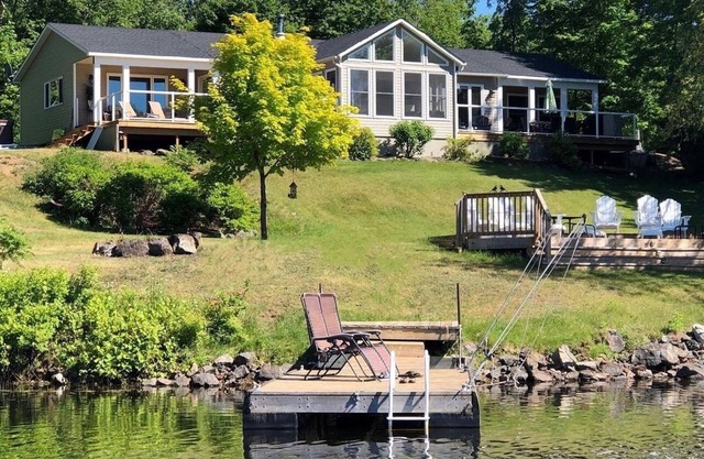 Luxury cottage on beautiful lakefront with hot-tub & private bunkie. New to VRBO