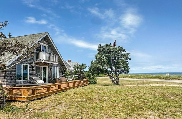 Luxury Cottage on East Chop with Water Views
