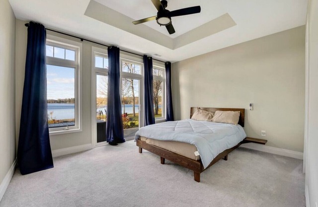 Luxury Cottage overlooking Wollaston Lake-Hot tub