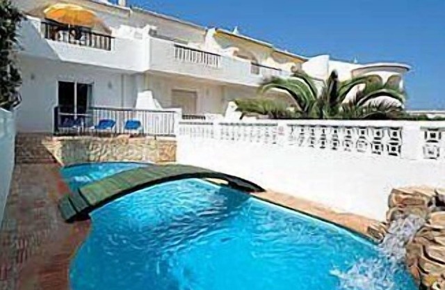 Luxus Cottage. Privater Pool. Nr Strand und Geschäfte. Meeresblicke. Lizenz Nr. 3188 / AL