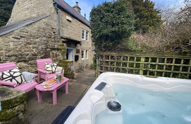 Luxury Cottage w/hot tub in the Peak District