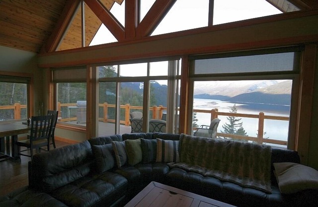 Luxury Cottage with Spectacular Lake & Mountain Views