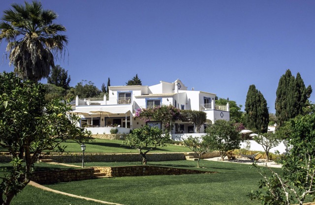 Luxury country house sleeps 17 with huge gardens, private pool, BBQ & sea views
