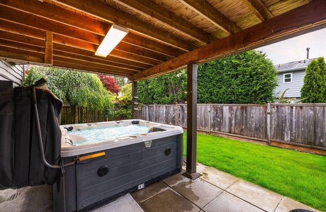 Luxury Country Style Home - W -. +Hottub And Gym+ . Pet friendly* *Sleeps 5*