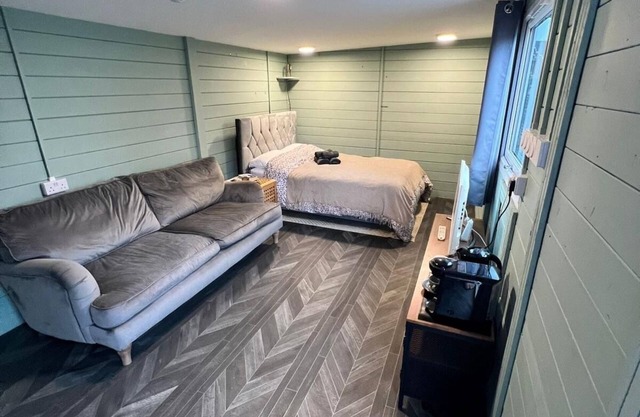 Luxury & cozy cabin retreat in Guilford