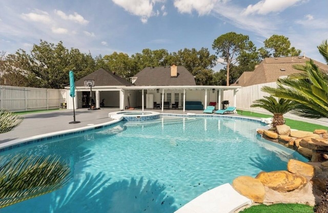 Luxury Cozy House with Heated Pool