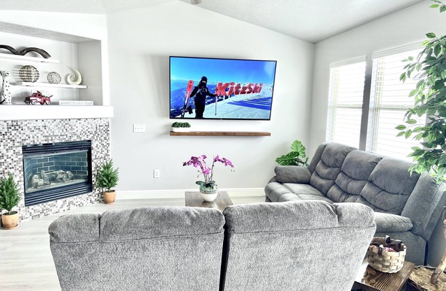 Luxury, Cozy & Modern Home, 3 BR, 4 King beds, Central location