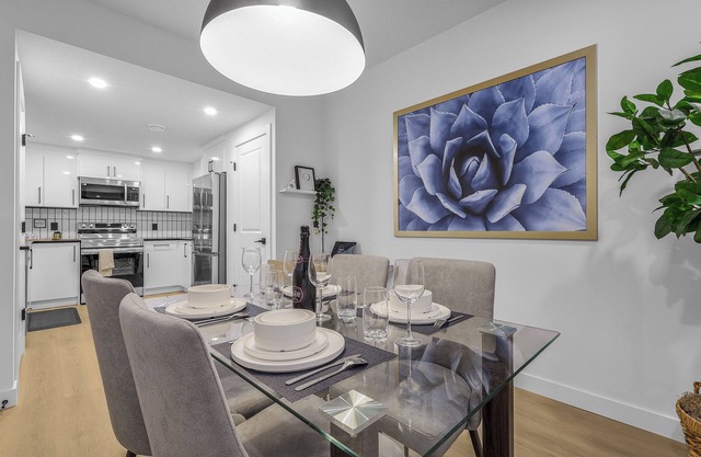 Luxury : Cozy| Modern| Clean| Spacious| easy Access to major routes in Calgary