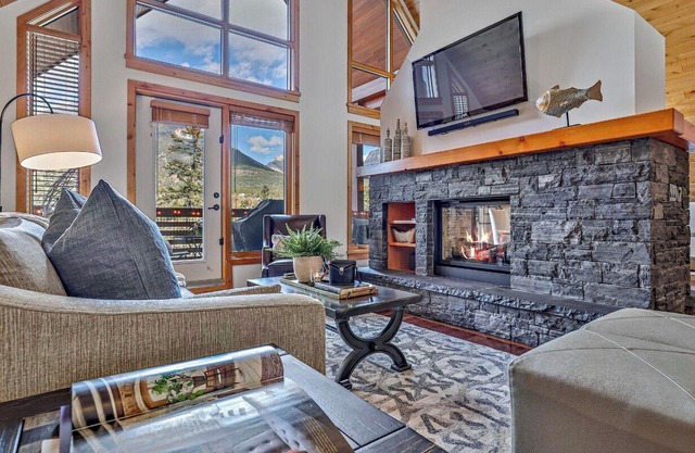 Creekside Perfect Penthouse| | Mountain Views | Hot Tub | Prime Location